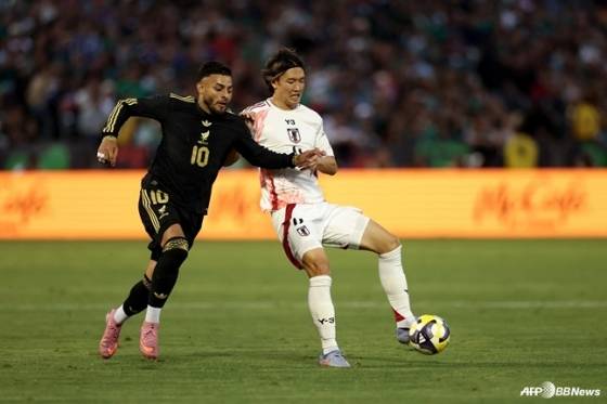 이타쿠라 고(오른쪽)가 7일 오전 11시(한국시간) 미국 캘리포니아주의 오클랜드 알라메다 카운티 콜리세움에서 열린 멕시코와 친선경기 중 볼을 지키고 있다. /AFPBBNews=뉴스1