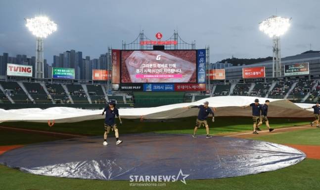 9일 사직 롯데-한화전을 앞두고 그라운드 정비가 진행 중이다. /사진=김진경 대기자