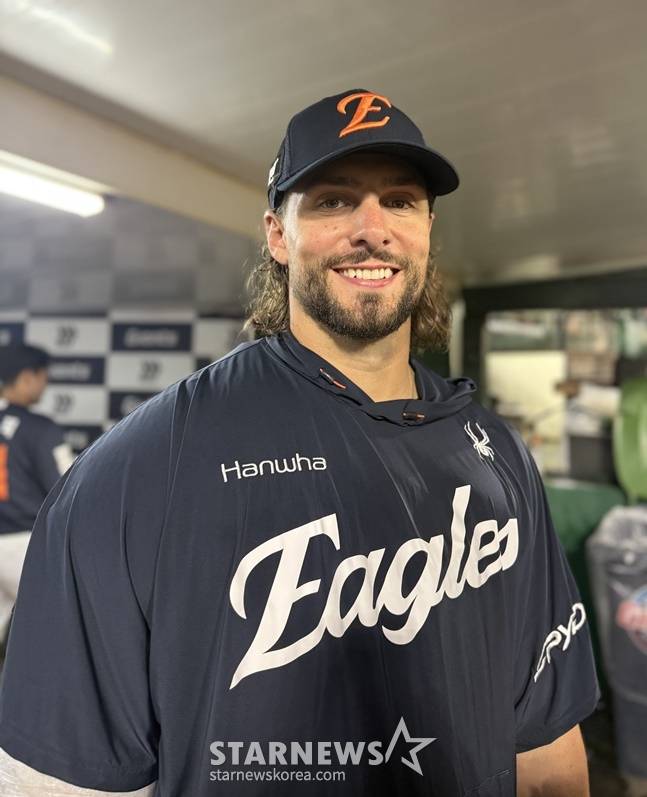 한화 라이언 와이스가 9일 사직 롯데전 승리 후 취재진과 인터뷰를 하고 있다. /사진=양정웅 기자