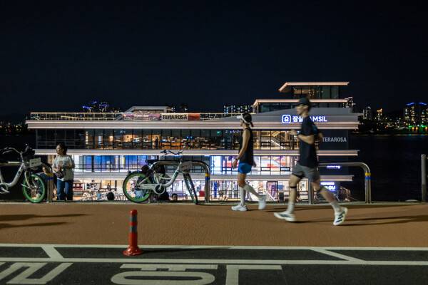 한강버스를 타면 여의도뿐 아니라 마곡이나 망원 등 다른 선착장에서도 쉽게 접근할 수 있어 러닝 코스를 확장하는 데 유리하다. / 서울관광재단