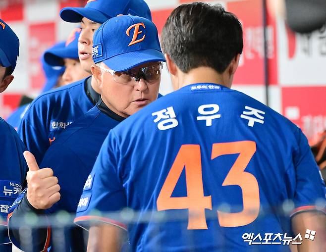 김경문(왼쪽) 한화 이글스 감독이 9월 9일 사직 롯데 자이언츠전에 앞서 우완 루키 정우주를 선발투수로 기용하겠다는 뜻을 밝혔다. 사진 엑스포츠뉴스 DB