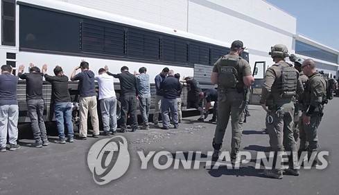 미국 이민 단속 당국 조지아주 배터리 공장 건설현장 단속 모습 공개 (워싱턴=연합뉴스) 이유미 특파원 = 미국 이민 단속 당국이 지난 4일(현지시간)
 조지아주 현대차그룹-LG에너지솔루션의 합작 배터리 공장 건설현장에서 벌인 불법체류·고용 단속 현장 영상과 사진을 홈페이지를 통해 공개했다.
    6일 이민세관단속국(ICE) 홈페이지에는 'ICE가 조지아주에서 불법 고용 및 연방 범죄를 대상으로 여러 기관과 합동 작전을 주도했다'는 제목의 언론 발표 자료가 올라와 있다.
    사진은 미국 이민당국이 공개한 현대차-LG엔솔 이민단속 현장. 2025.9.7 [ICE 영상 캡처. 재판매 및 DB 금지] yumi@yna.co.kr