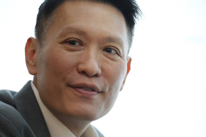 가상자산 거래소 바이낸스 리처드 텅 대표     (서울=연합뉴스) 신준희 기자 = 세계 최대 가상자산 거래소 바이낸스의 리처드 텅 대표가 8일 서울 서대문구 한 사무실에서 연합뉴스와 인터뷰를 하고 있다. 
    hama@yna.co.kr