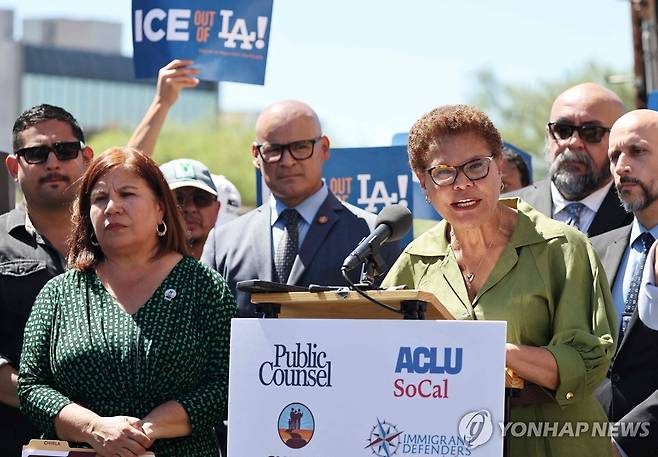 8일(현지시간) 무작위식 이민 단속을 허용해준 미 연방 대법원 결정에 반발하며 기자회견하는 캐런 배스 LA 시장 [AFP=연합뉴스. 재판매 및 DB 금지]
