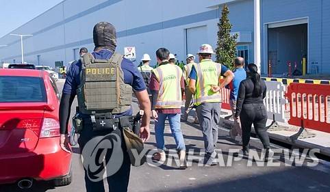 미국 이민 단속 당국 조지아주 공장 건설현장 단속 모습 공개 (워싱턴=연합뉴스) 이유미 특파원 = 미국 이민 단속 당국이 지난 4일(현지시간) 조지아주 현대차그룹-LG에너지솔루션의 합작 배터리 공장 건설현장에서 벌인 불법체류·고용 단속 현장 영상과 사진을 홈페이지를 통해 공개했다. 
    6일 이민세관단속국(ICE) 홈페이지에는 'ICE가 조지아주에서 불법 고용 및 연방 범죄를 대상으로 여러 기관과 합동 작전을 주도했다'는 제목의 언론 발표 자료가 올라와 있다. 사진은 이민당국이 공개한 현대차-LG엔솔 이민단속 모습. 2025.9.7 [ICE 홈페이지 캡처. 재판매 및 DB 금지] photo@yna.co.kr