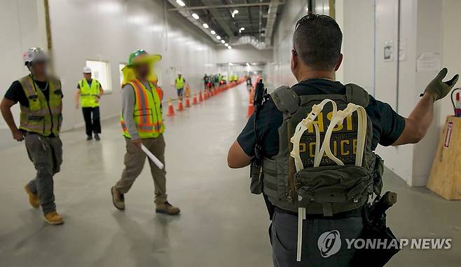美, 韓현장 이민단속 사진 공개 (서울=연합뉴스) 미국 이민 단속 당국이 홈페이지를 통해 지난 4일(현지시간) 조지아주 현대차그룹-LG에너지솔루션의 합작 배터리 공장 건설현장에서 벌인 불법체류·고용 단속 현장 사진을 홈페이지를 통해 공개했다. 2025.9.6 [ICE 제공.재판매 및 DB 금지] photo@yna.co.kr