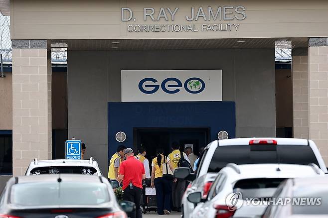 구금시설 향하는 신속대응팀 (포크스턴[미국 조지아주]=연합뉴스) 윤동진 기자 = 외교부 신속대응팀, 총영사관 관계자들이 8일(현지시간) 미국 당국의 이민단속으로 체포된 현대차-LG엔솔 배터리공장 건설 현장 직원들이 수감돼 있는  조지아주 포크스턴의 이민세관단속국(ICE) 구금시설로 향하고 있다. 2025.9.9 mon@yna.co.kr