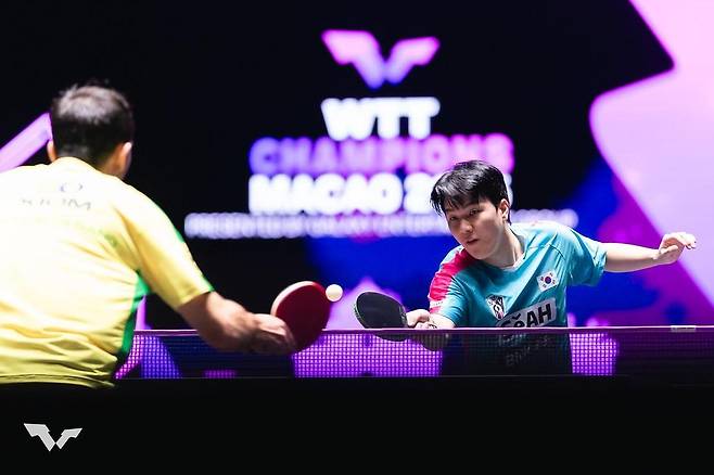 우고 칼데라노와 WTT 챔피언스 마카오 경기를 벌이는 안재현(오른쪽) [WTT 인스타그램 캡처. 재판매 및 DB 금지]