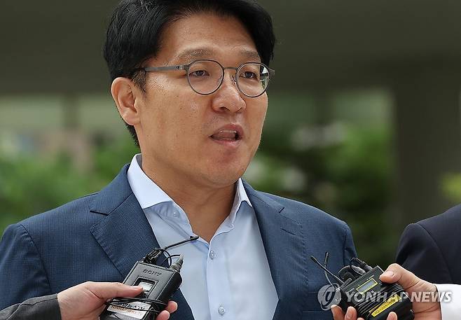 질문에 답하는 김상민 전 검사 (서울=연합뉴스) 신준희 기자 =  '공천개입 의혹' 당사자인 김상민 전 검사가 9일 종로구에 마련된 김건희특검 사무실에 출석하고 있다. 2025.9.9 hama@yna.co.kr