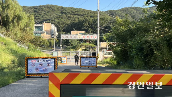 10일 포탄 폭발 사고가 발생한 파주 적성면 포병부대. 위병소 주변으로 군인들이 분주하게 움직이고 있다. /조수현기자 joeloach@kyeongin.com
