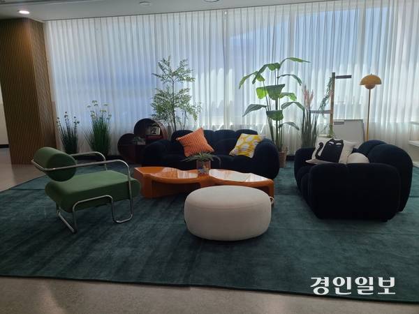 광주 고산지구내 위치한 복합문화편익시설인 고산문화누리센터내 2층에 자리한 휴식공간. 광주/이윤희기자 flyhjgh@kyeongin.com