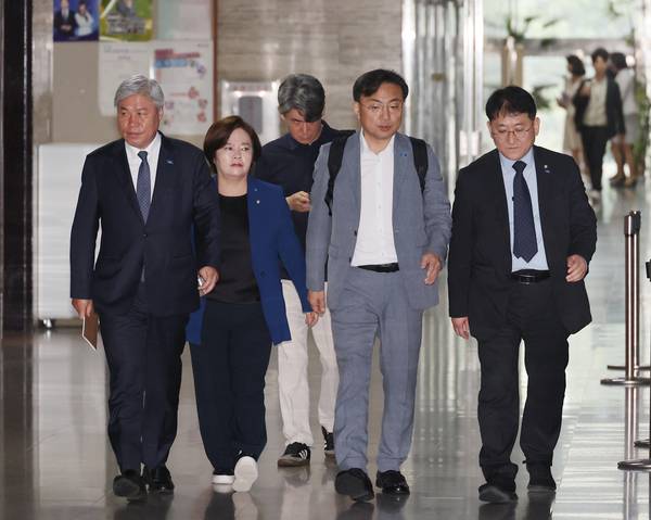 조국혁신당 서왕진, 신장식 등 의원들이 8일 서울 여의도 국회에서 열린 의원총회에 참석하고 있다. 2025.9.8 /연합뉴스