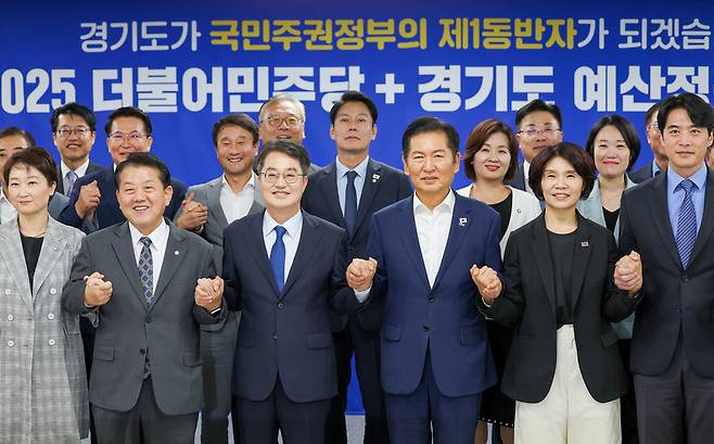 ▲ 10일 오후 수원시 영통구 경기도청 율곡홀에서 열린 '경기 현장 예산정책협의회'에서 김동연 지사와 정청래 더불어민주당 대표 및 참석자들이 기념촬영을 하고 있다. /전광현 기자 maggie@incheonilbo.com