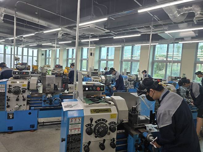 천안공고 기계과 학생들이 기계를 작동하고 있다. /충남교육청 제공