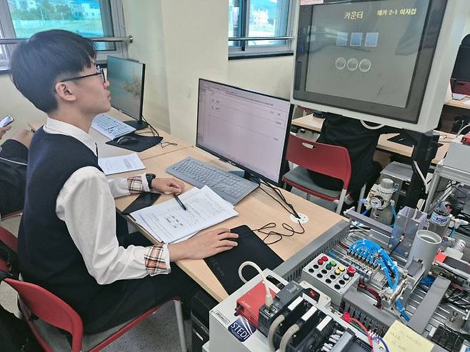 천안공고 메카트로닉스과 학생들이 IoT 연계 실습에 나서고 있다. /충남교육청 제공