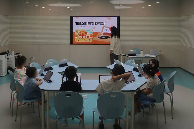지난 주말 광주 금남 지하상가 '빛나는 아이나라' 체험 공간에서 어린이들이 디지털 드로잉 클래스를 진행하고 있다. 사진=조정민 기자