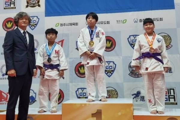 ▲ 청주시장배 유도대회 혼성 초등부 3~4학년 통합·유급 -40㎏에 출전한 하준후가 시상식에서 기념촬영을 하고 있다./청주시유도회 제공