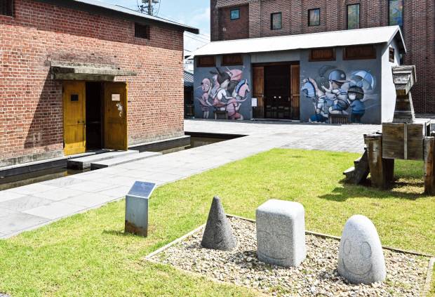 옛 양조장을 리모델링해 탄생한 담양 해동문화예술촌은 붉은 벽돌 건물과 예술적 그래피티, 야외 조형물이 어우러져 회의·전시·공연 등 다채로운 행사를 열 수 있는 유니크 베뉴다. /최현배 기자