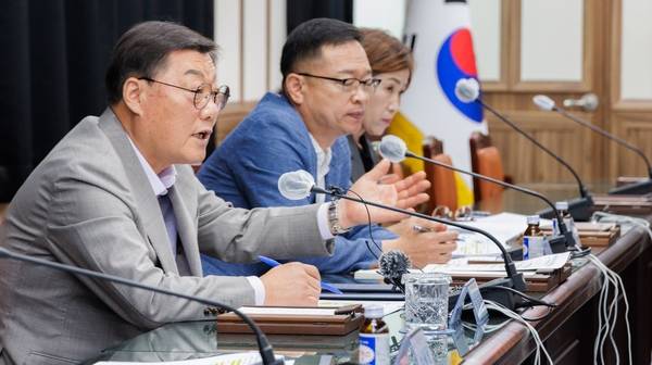 김윤철(왼쪽 첫번째) 합천군수가 10일 오전 군청 회의실에서 '합천영상테마파크 숙박시설 조성사업' 과 관련해 언론 브리핑을 하고 있다. /합천군