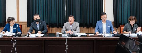 김윤철(가운데) 합천군수가 10일 오전 군청 회의실에서 '합천영상테마파크 숙박시설 조성사업' 과 관련해 언론 브리핑을 하고 있다. /합천군