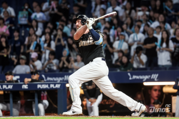 NC 다이노스 데이비슨이 10일 창원NC파크에서 열린 SSG 랜더스와 경기에서 타격을 하고 있다. /NC 다이노스