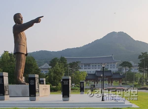 새마을운동을 일으킨 박정희 대통령 동상이 설치된 경북도청 앞 새천년숲. 사진=김대호 기자