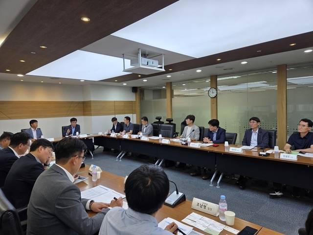 ▲ 한국철강협회는 지난 9일 고용노동부 관계자 및 11개 회원사 최고안전관리자가 참석한 가운데 '철강업계 CSO 안전보건 간담회'를 가졌다.