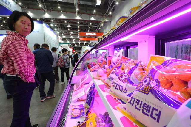 자조금 연계 축산물 할인 판매장에서 한 참관객이 우리 돼지로 만든 가공품을 구경하고 있다. 김명환 기자 kmh@idaegu.com