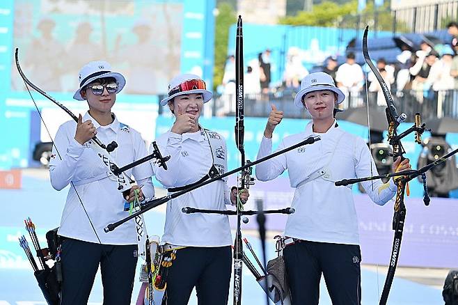 10일 오후 광주 동구 5·18민주광장에서 열린 광주2025현대세계양궁선수권대회 리커브 여자 단체전 동메달 결정전, 대한민국 국가대표팀이 동메달 확정에 기념사진을 촬영하고 있다. 왼쪽부터 안산·강채영·임시연. [뉴시스DB]
