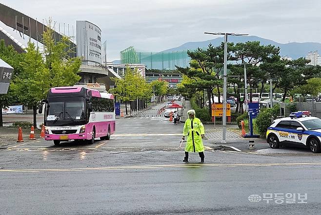 10일 오전 광주 서부경찰서 교통과 경찰들이 서구 풍암동에 위치한 광주월드컵경기장 일대에서 교통통제를 실시하고 있다. 광주 서부경찰서 제공.