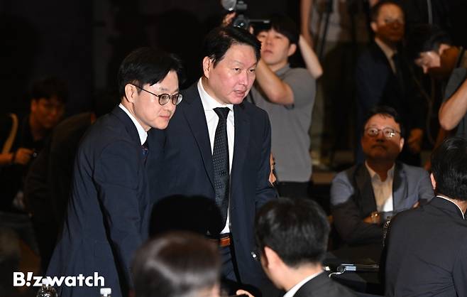 제조 AX 얼라이언스 공동위원장인 김정관 산업통상자원부 장관과 최태원 대한상공회의소 회장이 10일 서울 중구 웨스틴조선 호텔에서 열린 '제조 AX 얼라이언스(M.AX 얼라이언스)' 출범식에 참석하고 있다./사진=이명근 기자 qwe123@