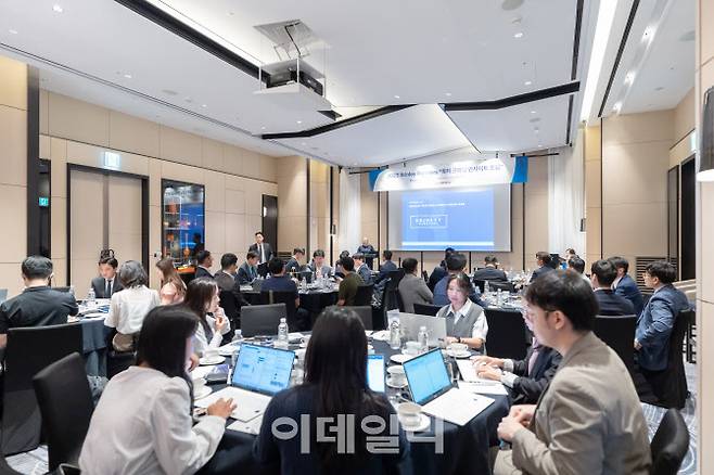 커스틴 헤이건 브린리파트너스 파트너가 페어몬트 앰배서더 서울에서 열린 2025 브린리파트너스 북미 크레딧 인사이트포럼에서 회사 소개를 하고 있다.