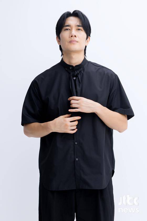 배우 엄태구가 5일 오후 서울 강남구 HLL중앙 사옥에서 인터뷰에 앞서 포즈를 취하고 있다. 박세완 엔터뉴스팀 기자 park.sewan@jtbc.co.kr