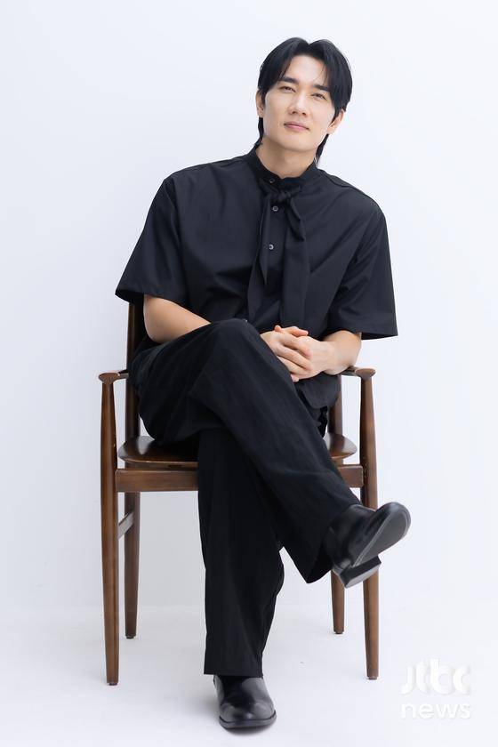 배우 엄태구가 5일 오후 서울 강남구 HLL중앙 사옥에서 인터뷰에 앞서 포즈를 취하고 있다. 박세완 엔터뉴스팀 기자 park.sewan@jtbc.co.kr