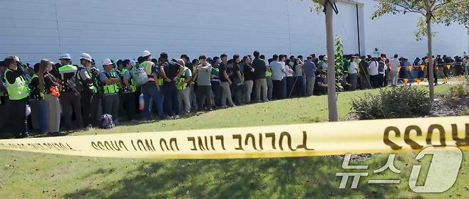 미국 이민 당국이 지난 4일(현지시간) 조지아주 현대자동차그룹과 LG에너지솔루션 합작 배터리 공장 건설 현장을 기습해 불법적으로 근로한 한국인 노동자 등을 연행하는 동영상 일부 장면. 미국 이민세관단속국(ICE)가 지난 5일 영상을 공개했다. (ICE 홈페이지. 재판매 및 DB금지) 2025.9.6/뉴스1