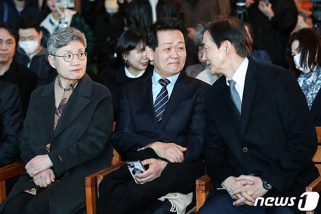 2024년 2월 당시 조국 전 법무부 장관이 서울 동작구 아트나인&잇나인에서 열린 일명 '조국신당' 창당준비위원회 출범식에서 은우근 공동 창당준비위원장(가운데)과 대화를 나누는 모습. (뉴스1 DB) 2024.2.15/뉴스1 ⓒ News1