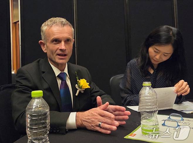 미국 노스캐롤라이나 주립대학교 러셀 던컨 라셀스 석좌교수가 7일 인터뷰를 하고 있다. 오른쪽은 통역을 맡은 이소연 박사 ⓒ 뉴스1 최서윤 기자