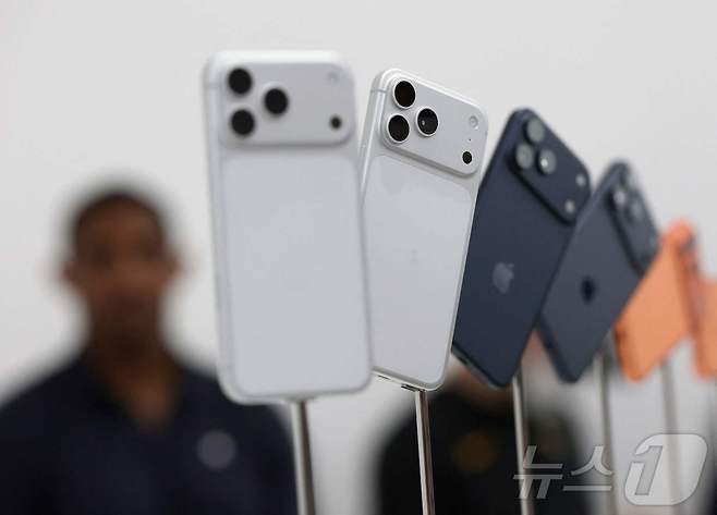 애플이 10일(한국시간) 미국 캘리포니아주 쿠퍼티노 애플 파크 에서 아이폰17 프로를 공개하고 있다. 애플은 이날 행사에서 아이폰17 시리즈 4개 제품과 차세대 에어팟, 애플워치 등을 공개했다. 2025.9.10 ⓒ AFP=뉴스1