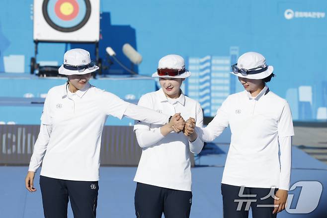 10일 오후 광주 동구 5·18민주광장에서 열린 2025 세계양궁선수권대회 리커브 여자 단체전 시상식에서 동메달을 딴 한국 안산, 강채영, 임시현이 기뻐하고 있다. 2025.9.10/뉴스1 ⓒ News1 김태성 기자