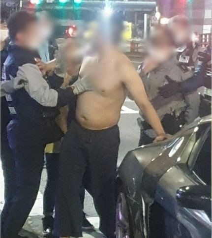 2022년 5월 8일 새벽, 부산에서 후배 조직원과 시비가 붙어 흉기를 들고 돌아다닌 혐의로 검거된 야구선수 출신 조폭 A씨.  사진|온라인커뮤니티