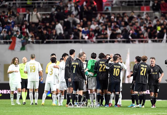 20일 서울월드컵경기장에서 열린 FC 스피어와 쉴드 유나이티드의 ‘2024 넥슨 아이콘 매치’에서 양 팀 선수들이 경기 후 인사를 나누고 있다. 박진업 기자 upandup@sportsseoul.com