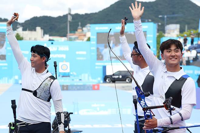 이우석(왼쪽부터), 김우진, 김제덕이 10일 광주 남구 광주국제양궁장에서 열린 2025 세계양궁선수권대회 리커브 남자 단체전 결승에서 금메달을 차지한 뒤 기뻐하고 있다.  광주 | 연합뉴스