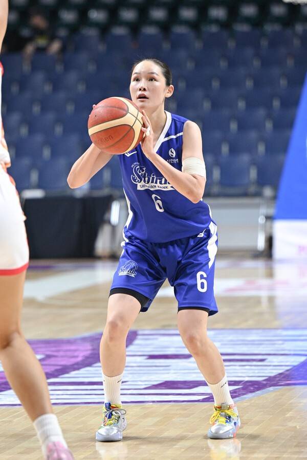 슛을 던지는 신한은행 에스버드 포워드 최이샘. /사진=WKBL