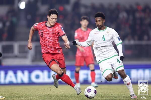 지난 3월 열린 2026 FIFA 북중미 월드컵 아시아 3차예선 7차전 오만전에 출전한 박용우가 수비하는 모습. /사진=KFA