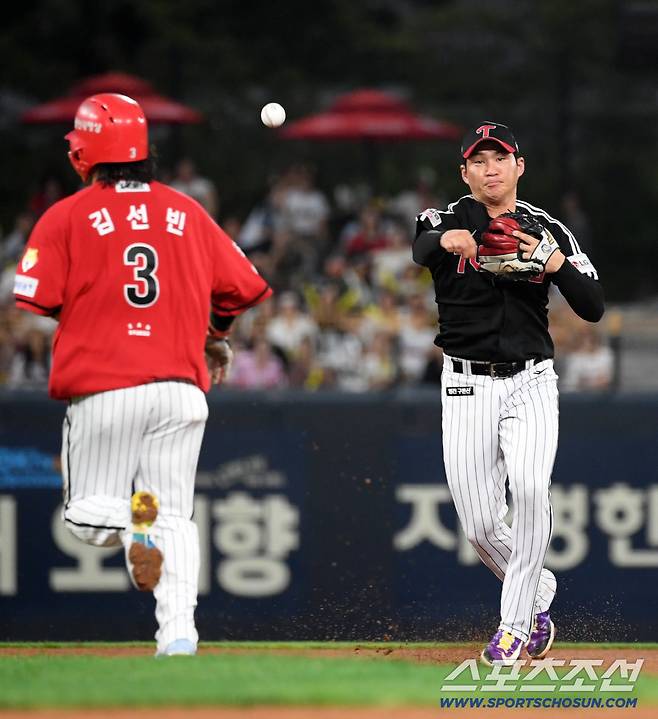 24일 광주 기아챔피언스필드에서 열린 KIA 타이거즈와 LG 트윈스의 경기. 3회말 1사 1,2루 LG 오지환이 KIA 오선우 타구를 잡아 병살로 연결하고 있다. 광주=박재만 기자 pjm@sportschosun.com/2025.08.24/