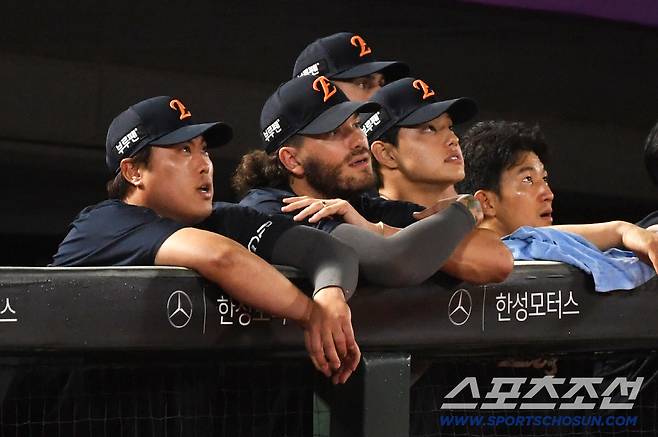 와이스 피칭에 감탄한 류현진, 폰세, 문동주.