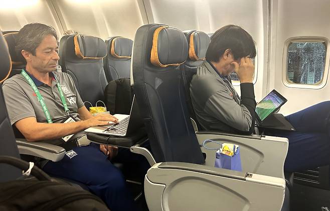 '미국전 완승' 홍명보호, 전세기로 내슈빌 이동…멕시코전 대비

    (서울=연합뉴스) 7일(한국시간) 미국과의 평가전 마치고 전세기 편으로 내슈빌로 이동하며 경기 분석하는 홍명보 감독(앞)과 주앙 아로수 코치. 2025.9.7 [대한축구협회 제공. 재판매 및 DB 금지]