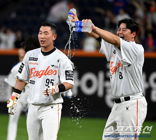 3일 대전 한화생명볼파크에서 열린 NC와 한화의 경기, 연장 10회말 1사 2,3루 한화 황영묵이 끝내기 안타를 치고 물세례를 받고 있다.  대전=허상욱 기자wook@sportschosun.com/2025.09.03/