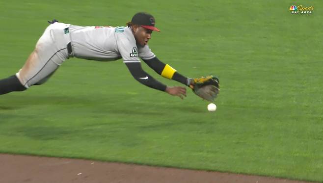 애리조나 유격수 헤랄도 페르도모가 4회말 이정후의 깊은 타구를 다이빙해서 막고 있다. 사진=MLB.TV 캡처