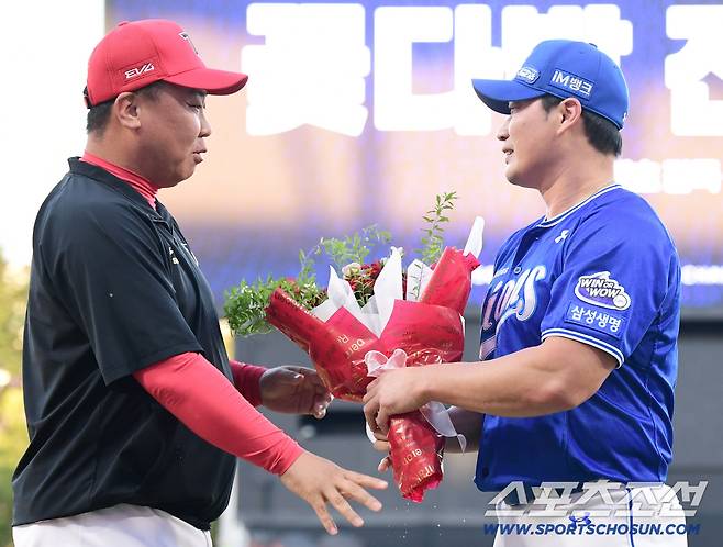 10일 광주 기아챔피언스필드에서 열린 KIA와 삼성의 경기. 삼성 오승환 은퇴투어 행사가 열렸다. 오승환에게 축하 꽃다발을 건네고 있는 KIA 이범호 감독. 광주=송정헌 기자songs@sportschosun.com/2025.09.10/